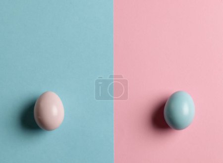 Téléchargez les photos : Image d'œufs de Pâques roses et bleus et espace de copie sur fond rose et bleu. Pâques, religion, tradition et concept de célébration. - en image libre de droit