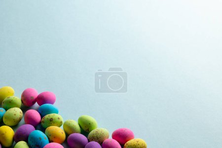 Foto de Imagen de huevos de Pascua multicolores con espacio de copia sobre fondo azul. Pascua, religión, tradición y concepto de celebración. - Imagen libre de derechos