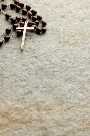 Foto de Imagen de primer plano del rosario y espacio de copia sobre fondo de piedra. Pascua, religión, tradición y concepto de celebración. - Imagen libre de derechos