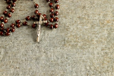 Foto de Imagen de primer plano del rosario y espacio de copia sobre fondo de piedra. Pascua, religión, tradición y concepto de celebración. - Imagen libre de derechos