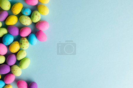 Foto de Imagen de huevos de Pascua multicolores con espacio de copia sobre fondo azul. Pascua, religión, tradición y concepto de celebración. - Imagen libre de derechos