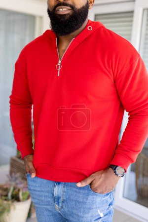 Foto de Hombre afroamericano vistiendo sudadera roja con espacio para copiar. Concepto de moda, diseño, color y ropa. - Imagen libre de derechos