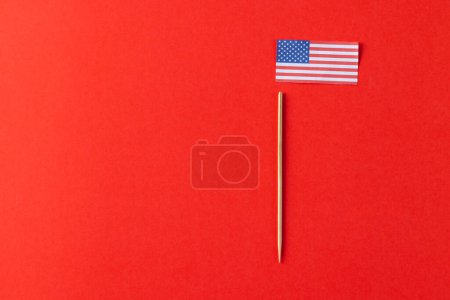 Foto de Vista de ángulo alto de la bandera de los estados unidos de América con espacio de copia sobre fondo rojo. Patriotismo americano, día de la independencia y concepto de tradición. - Imagen libre de derechos