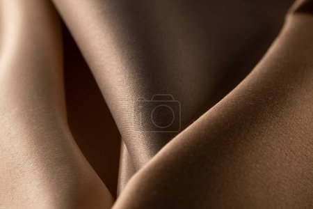 Téléchargez les photos : Gros plan de tissu satiné beige uni avec plis, espace de copie. Couleur, texture et matériau. - en image libre de droit