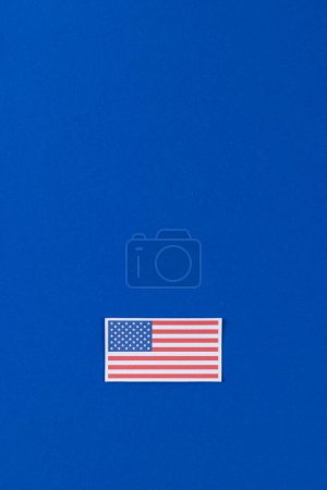 Foto de Vista de ángulo alto de la bandera de los estados unidos de América con espacio de copia sobre fondo azul. Patriotismo americano, día de la independencia y concepto de tradición. - Imagen libre de derechos
