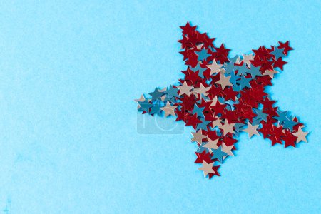 Téléchargez les photos : Étoile formée d'étoiles rouges, bleues et blanches du drapeau des États-Unis d'Amérique avec espace de copie. Patriotisme américain, fête de l'indépendance et concept de tradition. - en image libre de droit