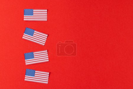 Foto de Vista de ángulo alto de cuatro banderas de estados unidos de América con espacio de copia sobre fondo rojo. Patriotismo americano, día de la independencia y concepto de tradición. - Imagen libre de derechos