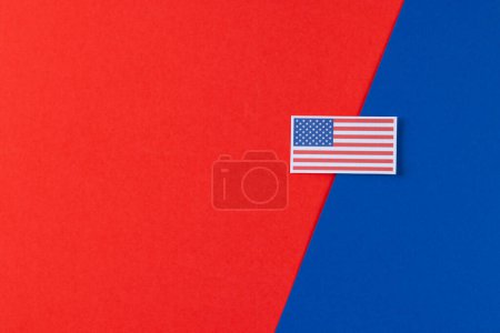 Foto de Vista de ángulo alto de la bandera de los estados unidos de América con espacio de copia sobre fondo rojo y azul. Patriotismo americano, día de la independencia y concepto de tradición. - Imagen libre de derechos