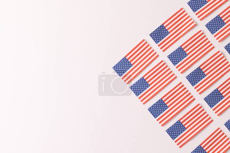 Téléchargez les photos : Vue en angle élevé de rangées de drapeaux des États-Unis d'Amérique avec espace de copie sur fond blanc. Patriotisme américain, fête de l'indépendance et concept de tradition. - en image libre de droit