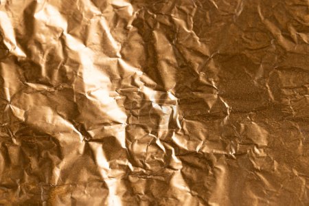 Foto de Primer plano de lámina de oro arrugado y brillante con espacio para copias. Color, textura y material. - Imagen libre de derechos