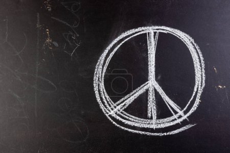 Foto de Cartel de paz de tiza blanca sobre fondo de pizarra negra. Concepto de paz y movimiento contra la guerra. - Imagen libre de derechos