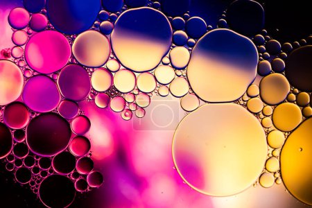 Téléchargez les photos : Macro gros plan de bulles d'eau avec espace de copie sur fond multicolore. Concept de macro, couleur, eau, forme et motif. - en image libre de droit