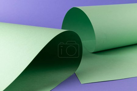 Foto de Primer plano del papel verde sobre fondo púrpura con espacio para copiar. Color, textura y material. - Imagen libre de derechos