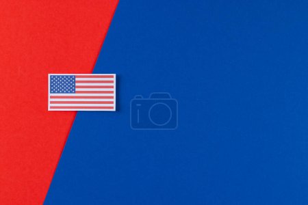 Foto de Vista de ángulo alto de la bandera de los estados unidos de América con espacio de copia sobre fondo rojo y azul. Patriotismo americano, día de la independencia y concepto de tradición. - Imagen libre de derechos