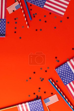 Téléchargez les photos : Étoiles rouges, bleues et blanches et drapeaux des États-Unis d'Amérique avec espace de copie sur fond rouge. Patriotisme américain, fête de l'indépendance et concept de tradition. - en image libre de droit