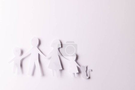 Foto de Papel blanco cortado de la familia con dos niños y gato y espacio de copia sobre fondo blanco. Ayuda humanitaria, personas, ayuda y concepto humano. - Imagen libre de derechos