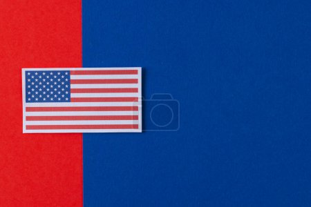 Téléchargez les photos : Vue grand angle du drapeau des États-Unis d'Amérique avec espace de copie sur fond bleu et rouge. Patriotisme américain, fête de l'indépendance et concept de tradition. - en image libre de droit