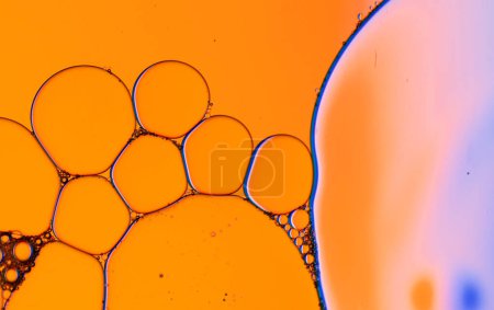 Téléchargez les photos : Macro gros plan de bulles d'eau avec espace de copie sur fond orange. Concept de macro, couleur, eau, forme et motif. - en image libre de droit