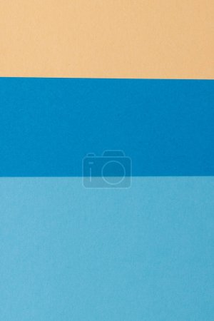 Téléchargez les photos : Gros plan de bandes de papier beige et bleu avec espace de copie. Couleur, texture et matériau. - en image libre de droit