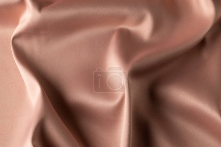 Téléchargez les photos : Gros plan de tissu satiné beige uni avec plis, espace de copie. Couleur, texture et matériau. - en image libre de droit