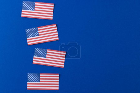 Foto de Vista de ángulo alto de cuatro banderas de estados unidos de América con espacio de copia sobre fondo azul. Patriotismo americano, día de la independencia y concepto de tradición. - Imagen libre de derechos
