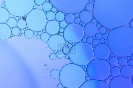 Foto de Macro cierre de burbujas de agua con espacio de copia sobre fondo azul. Concepto de macro, color, agua, forma y patrón. - Imagen libre de derechos