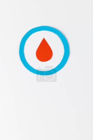 Téléchargez les photos : Goutte de sang en anneau bleu sur fond blanc avec espace de copie. Glycémie, diabète et sensibilisation à la santé. - en image libre de droit