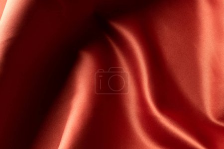 Foto de Primer plano de tela de satén rojo liso con pliegues, espacio de copia. Color, textura y material. - Imagen libre de derechos