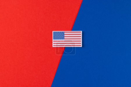 Téléchargez les photos : Vue grand angle du drapeau des États-Unis d'Amérique avec espace de copie sur fond rouge et bleu. Patriotisme américain, fête de l'indépendance et concept de tradition. - en image libre de droit