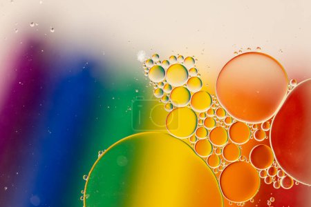 Foto de Macro cierre de burbujas de agua con espacio de copia en el fondo del arco iris. Concepto de macro, color, agua, forma y patrón. - Imagen libre de derechos