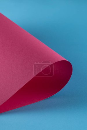 Foto de Primer plano de papel rosa sobre fondo azul con espacio para copiar. Color, textura y material. - Imagen libre de derechos