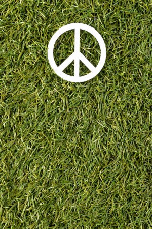 Téléchargez les photos : Vue en angle élevé de signe de paix blanc avec espace de copie sur fond d'herbe. Concept de mouvement pour la paix et contre la guerre. - en image libre de droit