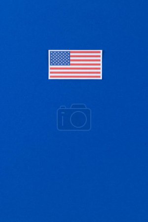 Téléchargez les photos : Vue grand angle du drapeau des États-Unis d'Amérique avec espace de copie sur fond bleu. Patriotisme américain, fête de l'indépendance et concept de tradition. - en image libre de droit