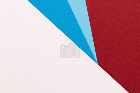 Téléchargez les photos : Gros plan de papier rouge, bleu et blanc avec espace de copie. Couleur, texture et matériau. - en image libre de droit