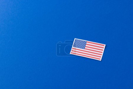 Foto de Vista de ángulo alto de la bandera de los estados unidos de América con espacio de copia sobre fondo azul. Patriotismo americano, día de la independencia y concepto de tradición. - Imagen libre de derechos