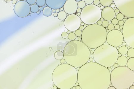 Foto de Macro primer plano de burbujas de agua con espacio de copia sobre fondo verde y azul. Concepto de macro, color, agua, forma y patrón. - Imagen libre de derechos