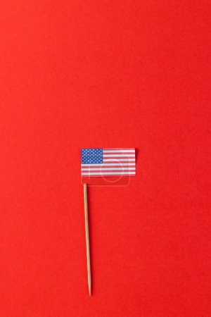 Téléchargez les photos : Vue en angle élevé du drapeau des États-Unis d'Amérique avec espace de copie sur fond rouge. Patriotisme américain, fête de l'indépendance et concept de tradition. - en image libre de droit