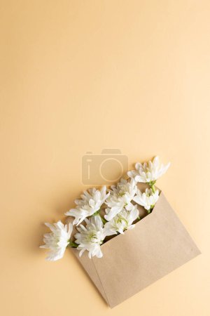 Foto de Imagen de flores blancas en sobre con espacio de copia sobre fondo amarillo. Día de la madre, naturaleza y concepto de primavera. - Imagen libre de derechos
