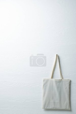 Foto de Primer plano de colgar bolsa de lona blanca con espacio de copia sobre fondo blanco. Bolsas y concepto de moda. - Imagen libre de derechos