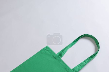 Foto de Vista de ángulo alto de bolsa de lona verde con espacio de copia sobre fondo blanco. Bolsas y concepto de moda. - Imagen libre de derechos