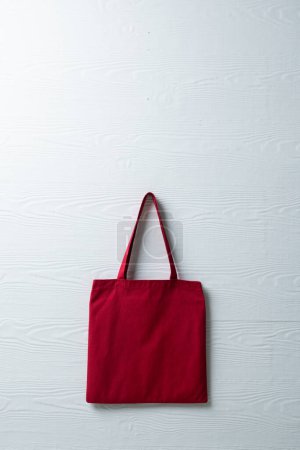 Téléchargez les photos : Vue grand angle du sac en toile rouge avec espace de copie sur fond gris. Sacs et concept de mode. - en image libre de droit