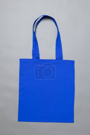 Téléchargez les photos : Vue grand angle du sac en toile bleue avec espace de copie sur fond gris. Sacs et concept de mode. - en image libre de droit