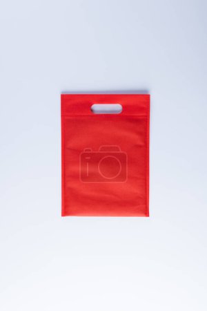 Téléchargez les photos : Vue grand angle du sac rouge avec espace de copie sur fond blanc. Sacs et concept de mode. - en image libre de droit