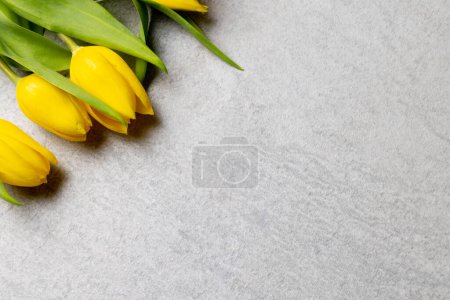Foto de Imagen de tulipanes amarillos con espacio de copia sobre fondo gris pizarra. Día de la madre, naturaleza y concepto de primavera. - Imagen libre de derechos