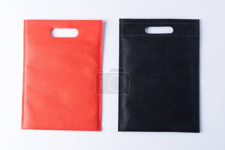Téléchargez les photos : Vue grand angle des sacs rouges et noirs avec espace de copie sur fond blanc. Sacs et concept de mode. - en image libre de droit