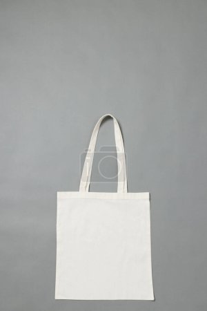 Téléchargez les photos : Vue grand angle du sac en toile blanche avec espace de copie sur fond gris. Sacs et concept de mode. - en image libre de droit