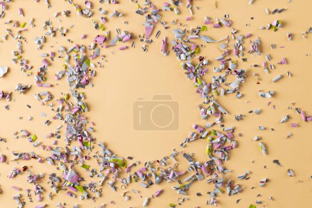 Téléchargez les photos : Image de confettis et cercle avec espace de copie sur fond jaune. Fête des mères, concept nature et printemps. - en image libre de droit