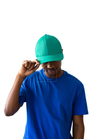 Téléchargez les photos : Homme afro-américain portant un t-shirt bleu et une casquette verte avec un espace de copie sur fond blanc. Vêtements, mode, style et design. - en image libre de droit