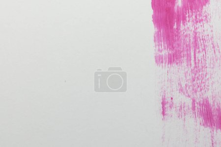 Téléchargez les photos : Gros plan de formes de peinture rose sur fond blanc avec espace de copie. Fond, motif et couleur abstraits. - en image libre de droit