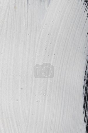 Téléchargez les photos : Gros plan de peinture blanche sur fond noir avec espace de copie. Fond, motif et couleur abstraits. - en image libre de droit